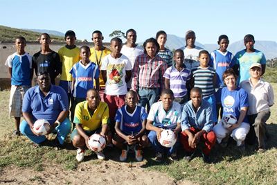 Sokkerspelers kry hupstoot met balle